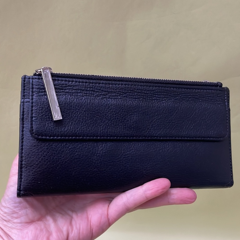 New vintage black/silver Halogen pebbled leather wallet